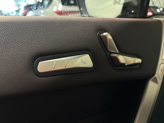 BMW iX 20 of 26