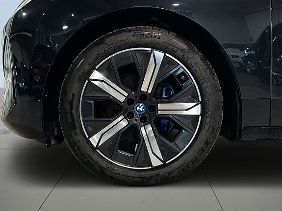 BMW iX 14 of 26