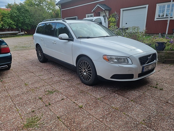 Volvo V70 2 of 6