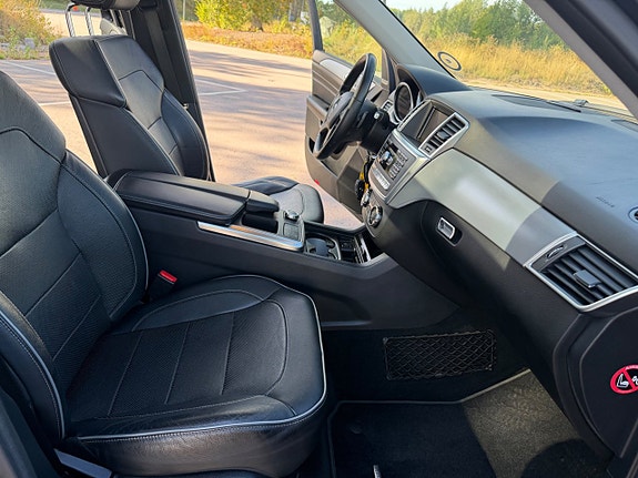 Mercedes-Benz ML350 18 of 27