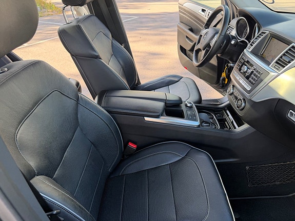 Mercedes-Benz ML350 17 of 27