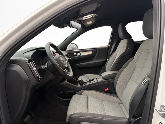 Volvo XC40 12 of 30