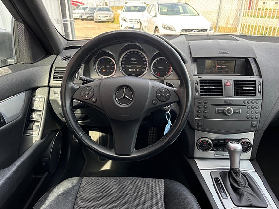 Mercedes-Benz C220 10 of 26
