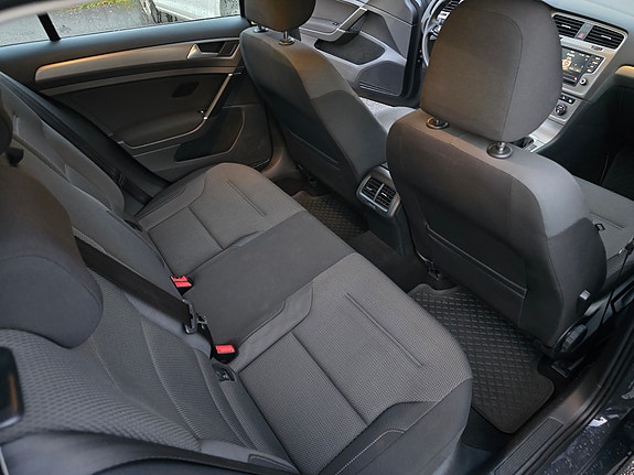 Volkswagen Golf VII 23 of 27
