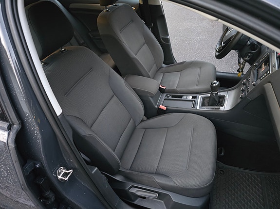 Volkswagen Golf VII 24 of 27