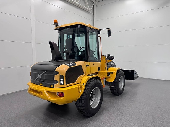 Volvo L30G med redskap 3 of 6