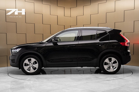 Volvo XC40 2 of 17