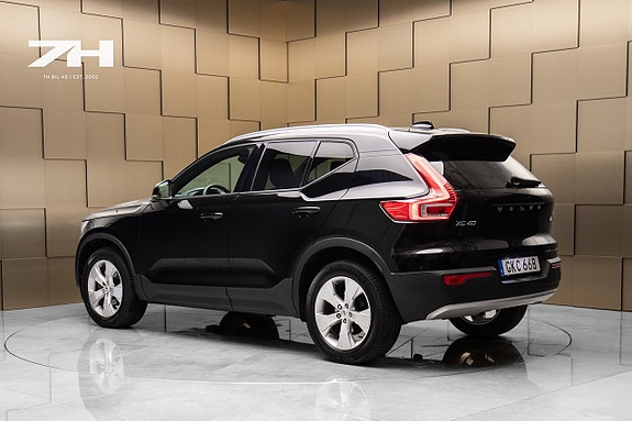 Volvo XC40 3 of 17