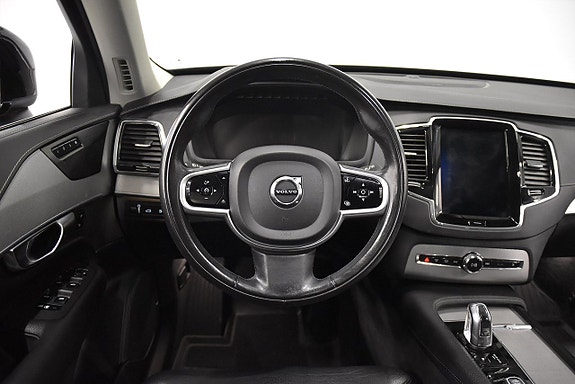 Volvo XC90 2 of 30