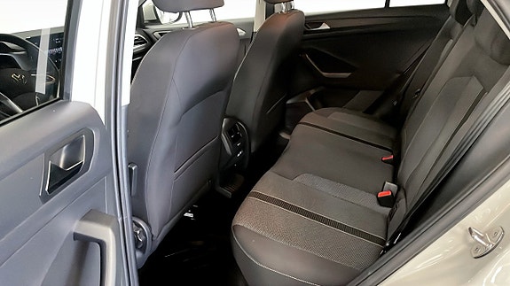 Volkswagen T-Roc 11 of 16