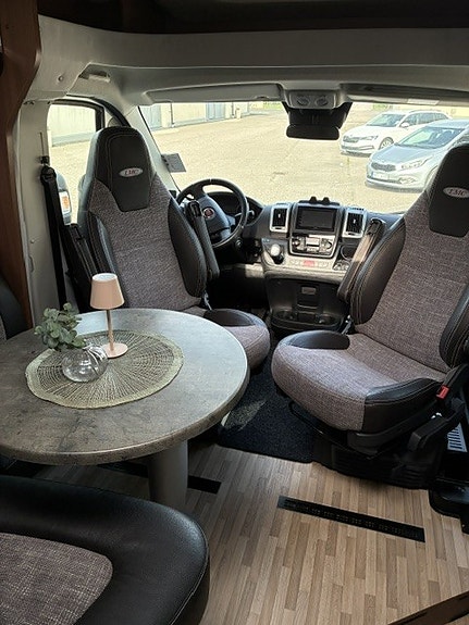 LMC Cruiser T683 G 8 of 14