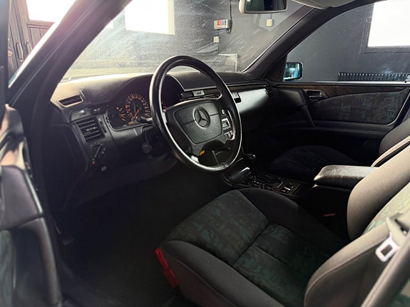 Mercedes-Benz E430 5 of 15