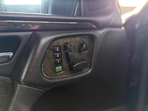 Mercedes-Benz E430 8 of 15