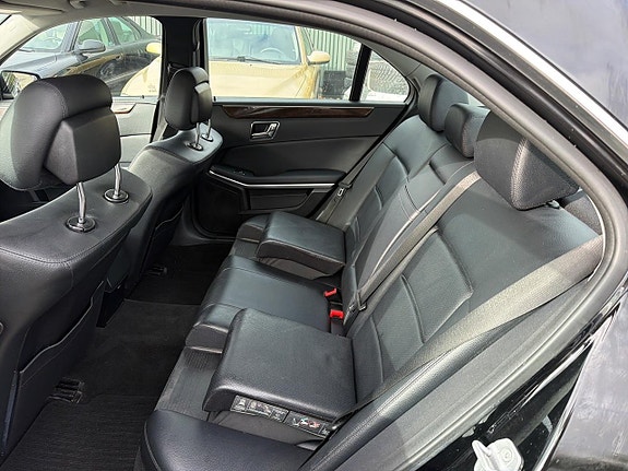 Mercedes-Benz E200 13 of 28