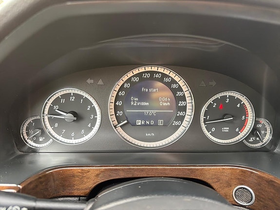 Mercedes-Benz E200 26 of 28