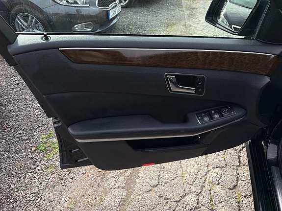 Mercedes-Benz E200 23 of 28