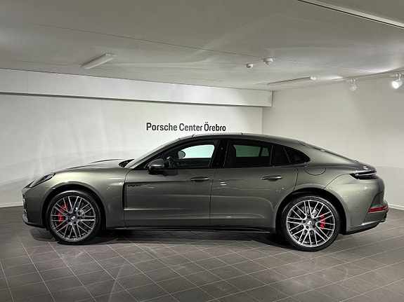 Porsche Panamera 4S 4 of 16