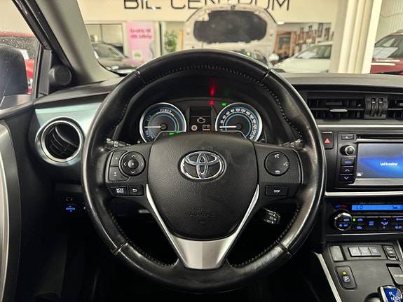 Toyota Auris 8 of 25