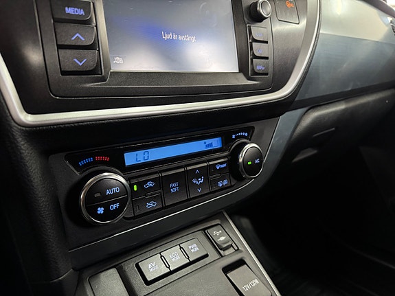 Toyota Auris 15 of 25