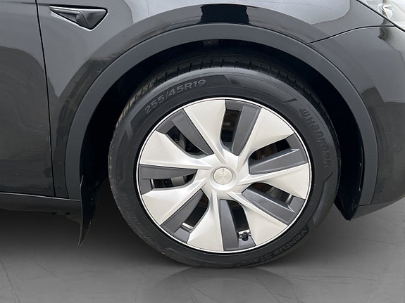 Tesla Model Y 11 of 30