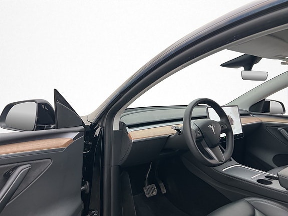 Tesla Model Y 12 of 30
