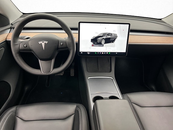 Tesla Model Y 17 of 30