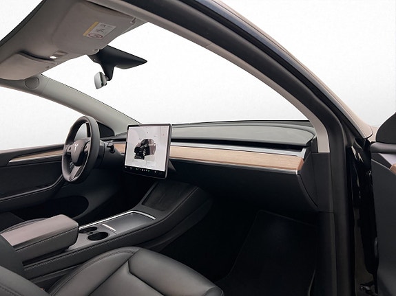Tesla Model Y 16 of 30