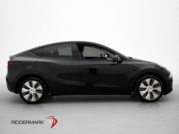 Tesla Model Y 10 of 30