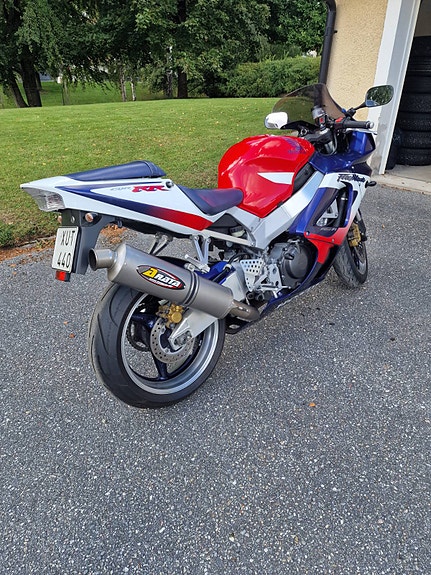 Honda CBR900RR Fireblade 3 of 7