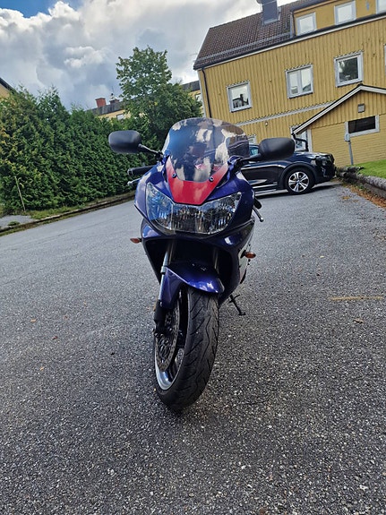 Honda CBR900RR Fireblade 6 of 7