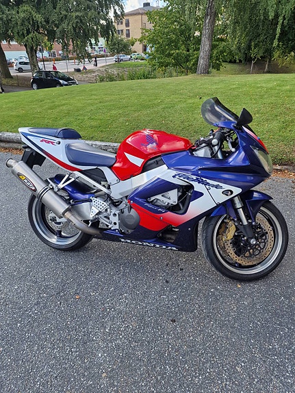 Honda CBR900RR Fireblade 2 of 7