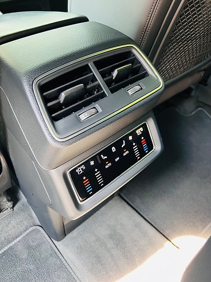 Audi e-tron 9 of 26