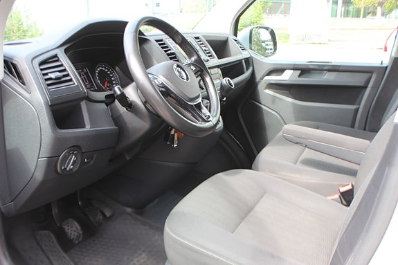Volkswagen Caravelle 8 of 14
