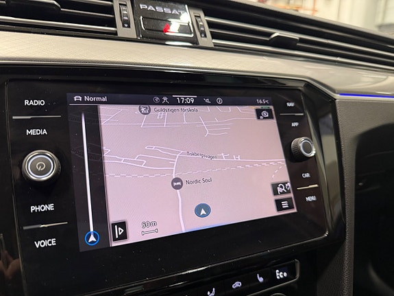 Volkswagen Passat 17 of 22