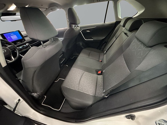 Toyota RAV4 9 of 16
