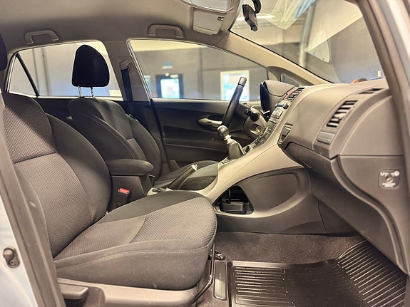 Toyota Auris 6 of 12
