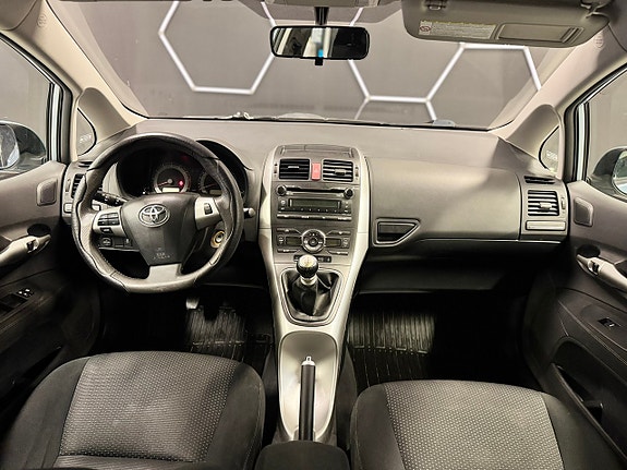 Toyota Auris 7 of 12