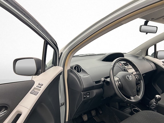 Toyota Yaris 9 of 26