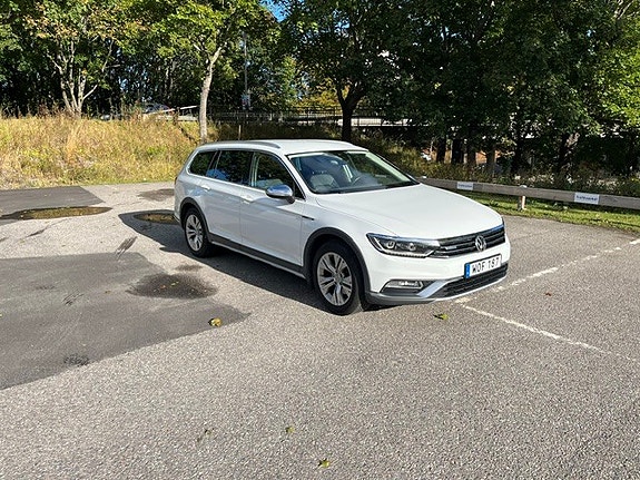 Volkswagen Passat Alltrack 3 of 6