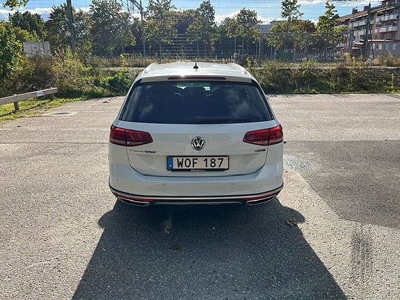 Volkswagen Passat Alltrack 2 of 6