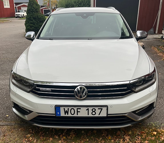 Volkswagen Passat Alltrack 3 of 8