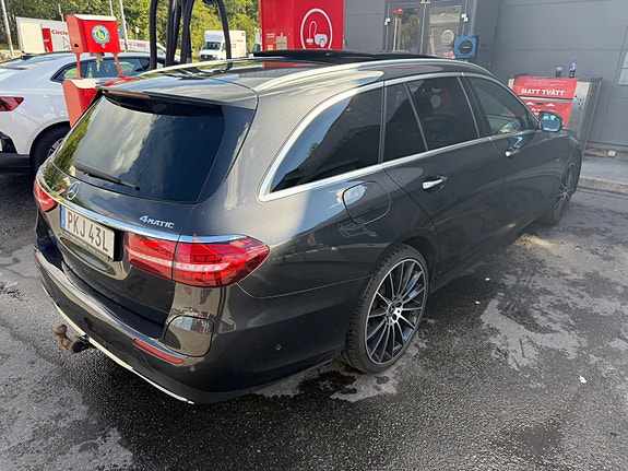 Mercedes-Benz E300 5 of 9