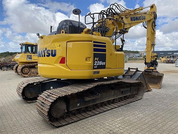 Komatsu PC228USLC-11 4 of 10