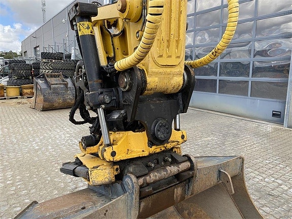 Komatsu PC228USLC-11 9 of 10