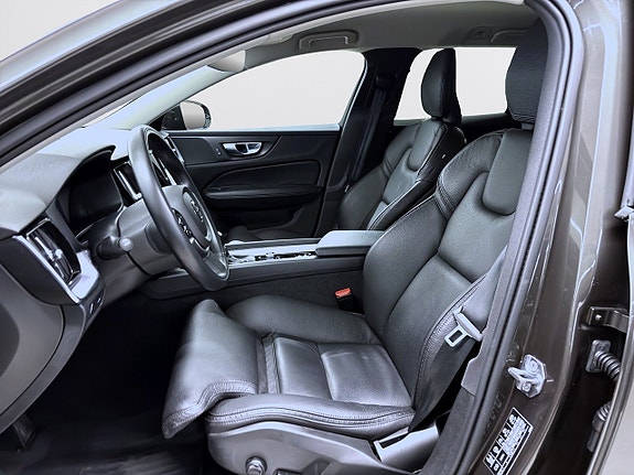 Volvo V60 Cross Country 7 of 14