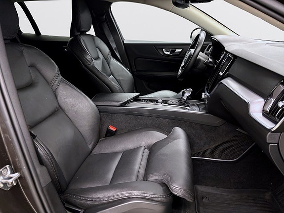 Volvo V60 Cross Country 11 of 14