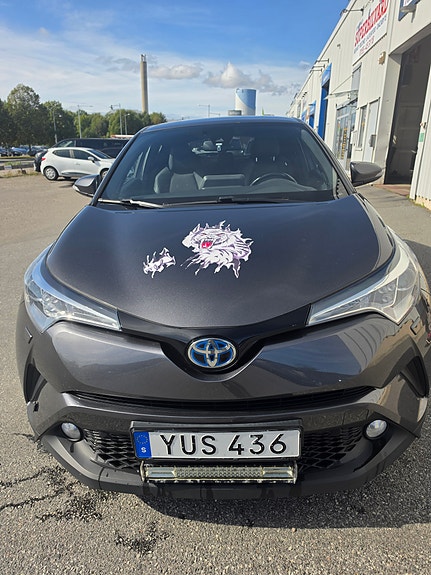 Toyota C-HR 2 of 5