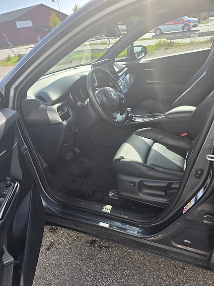 Toyota C-HR 4 of 5
