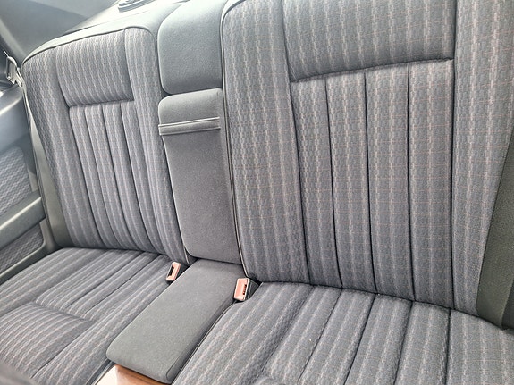 Mercedes-Benz 300 CE 7 of 8