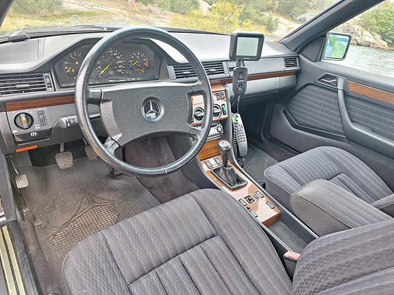Mercedes-Benz 300 CE 5 of 8